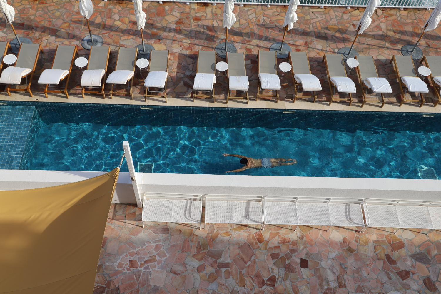 piscine de l'hotel des roches rouges vue du balcon