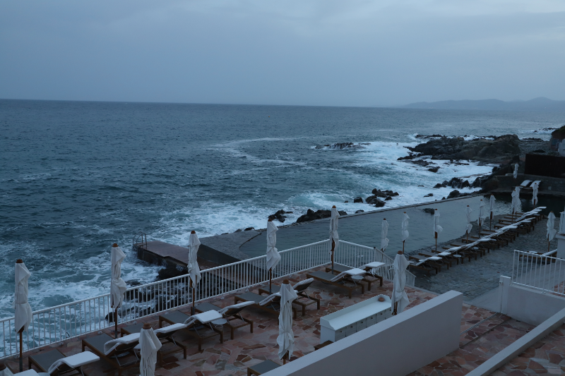 Vue piscine à l'eau de mer hotel les roches rouges cote d'azur