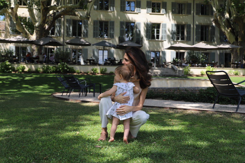 Moments famille dans le parc du domaine de Fontenille, Lauris