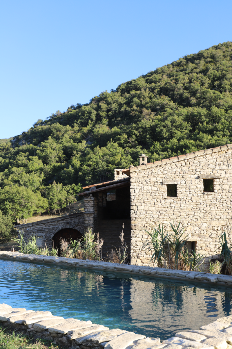 Hameau de castellas et piscine, luberon provence