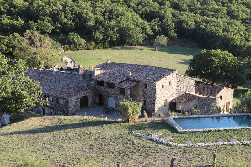 domaine de castellas, vue de derrière avec piscine, luberon, provence