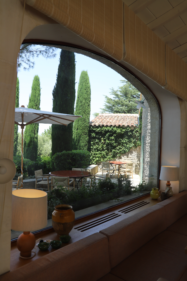 vue sur le jardin du domaine de capelongue a bonnieux