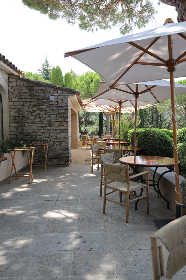 terrasse extérieure domaine de capelongue a bonnieux