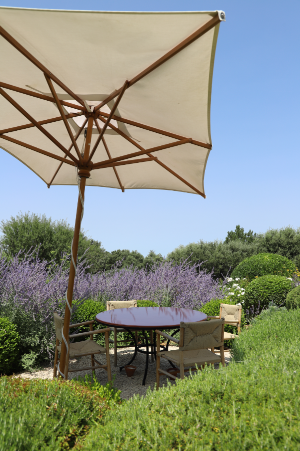 petite terrasse du domaine de capelongue a bonnieux