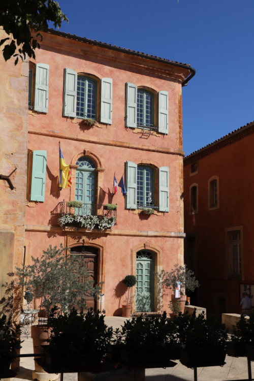 Mairie de Roussillon en Provence, facades ocre, colorée