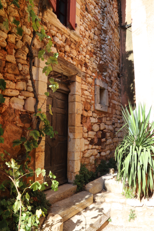 facade en pierre et ocre de Roussillon en provence