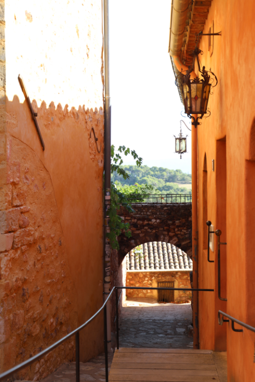 ruelles en escalier ocre, colorée, orange