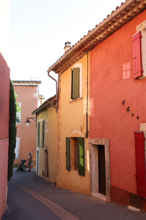 ruelles colorées de roussillon en Provence