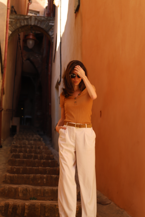 Femme, moi dans une ruelle en escalier de couleur ocre