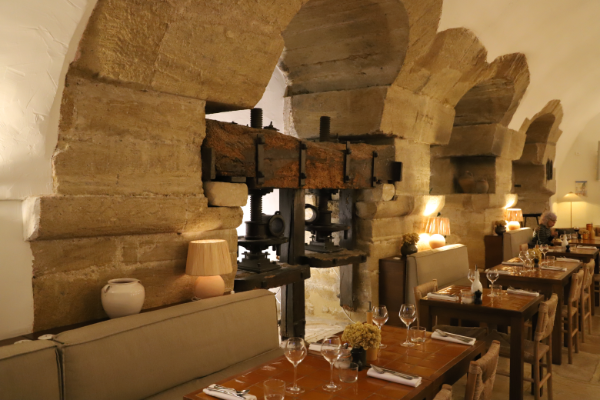 salle a manger, ancien moulin à huile, hotel lourmarin