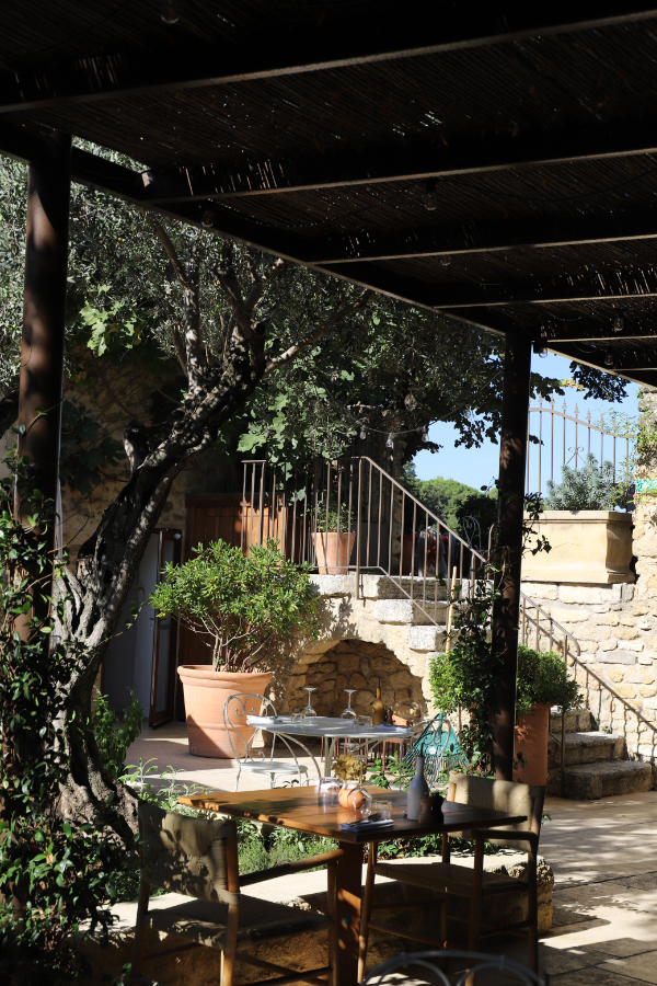 patio hotel lourmarin le moulin